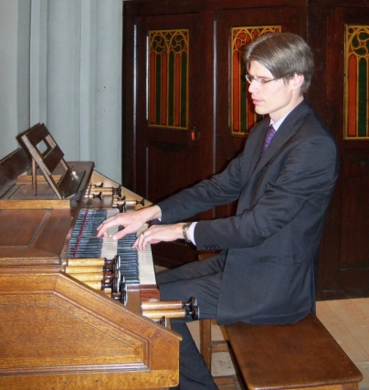 Jan Willems aan het Maasrchalkerweerdorgel van de Basiliek in Oosterthout